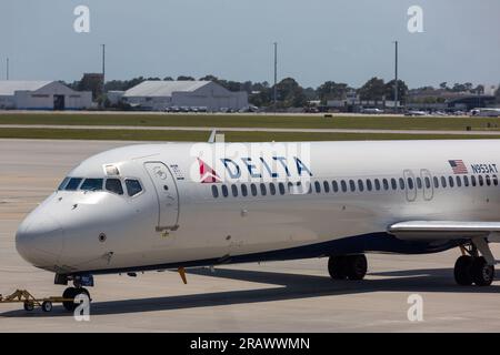 Am Myrtle Beach International Airport in Myrtle Beach, SC, USA, steht ein Passagier-Düsenflugzeug der Boeing 717 von Delta Airlines bereit, um zum Rollen gebracht zu werden. Stockfoto