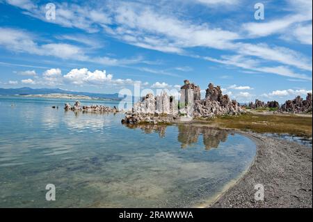 Tufas und rückläufiges Wasser mit den Bergen der Sierra Nevada im Hintergrund am Mono Lake, Kalifornien, USA Stockfoto