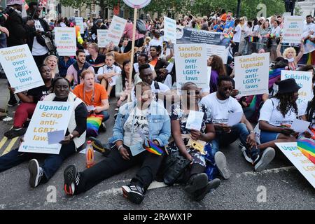 London, Großbritannien. Die Märscher der Parade „Pride in London“ nehmen an einem Protest gegen die neuen drakonischen Anti-LGBT-Gesetze in Uganda Teil. Stockfoto