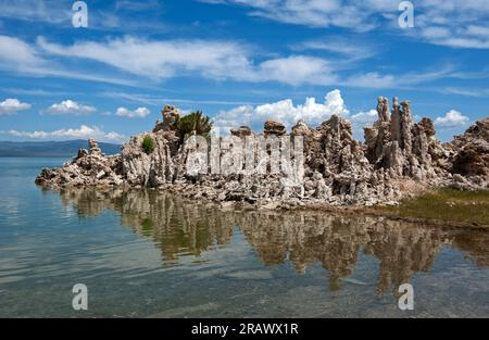 Tufas und Reflexionen im Wasser am Mono Lake, Kalifornien Stockfoto