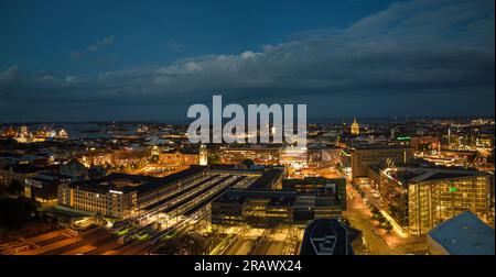 Der Hauptbahnhof und die Lichter der Stadt leuchten in der Sommernacht in Helsinki Stockfoto