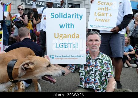 London, Großbritannien. Die Märscher der Parade „Pride in London“ nehmen an einem Protest gegen die neuen drakonischen Anti-LGBT-Gesetze in Uganda Teil. Stockfoto