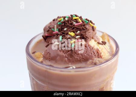Köstlicher und süßer Eiscreme-Schokoladen-Milchshake isoliert auf weißem Hintergrund Stockfoto