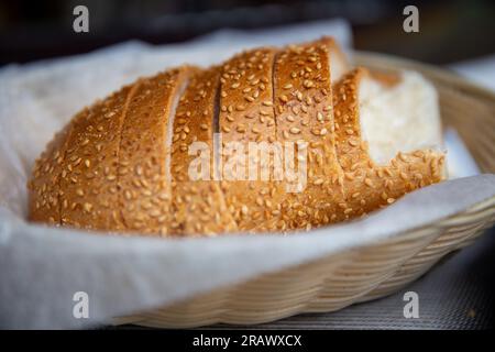 Brotkorb mit Sesamsamen als Vorspeise Stockfoto