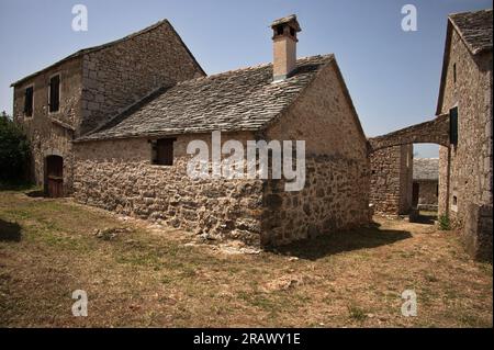 Altes traditionelles verlassenes Dorf auf der Insel Hvar in Kroatien Stockfoto