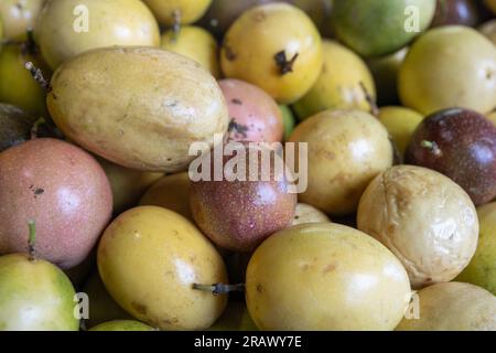 Passionsfrucht, geschnitten auf einem Lebensmittelständer Stockfoto
