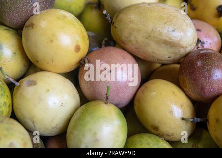 Passionsfrucht, geschnitten auf einem Lebensmittelständer Stockfoto