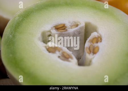 Honigtau Melon in zwei Hälften geschnitten und zeigt den Kern Stockfoto