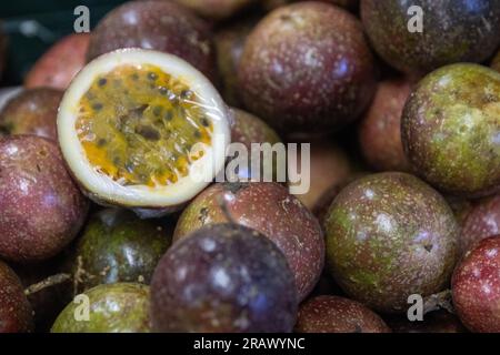 Passionsfrucht, geschnitten auf einem Lebensmittelständer Stockfoto