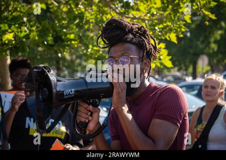 Lancaster, Kalifornien, USA. 5. Juli 2023. Black Lives Matter Aktivisten und Verbündete versammelten sich außerhalb von Winco, um gegen die kürzliche Verhaftung eines verheirateten Paares durch LASD zu protestieren, die die Mitglieder der Gemeinde für ungeheuerlich und brutal hielten. Aktivisten stürmten den Winco und verlangten, dass das Management für die Kontaktaufnahme mit der Polizei verantwortlich gemacht wird, nachdem Winco das Coupé beschuldigt hatte, einen Kuchen gestohlen zu haben. (Kreditbild: © Jake Lee Green/ZUMA Press Wire) NUR REDAKTIONELLE VERWENDUNG! Nicht für den kommerziellen GEBRAUCH! Stockfoto