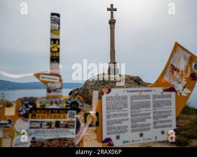 Blick auf den Cruceiro da Costa da Morte. Dieses Denkmal heißt alle Besucher willkommen, die den Leuchtturm erreichen möchten. Der Camino de Santiago (der Weg von St. James) ist ein großes Netz alter Pilgerrouten, die sich durch ganz Europa erstrecken und am Grab von St. James (Santiago auf Spanisch) in Santiago de Compostela, Spanien. Finisterre war sowohl das Ende der bekannten Welt, bis Kolumbus die Dinge veränderte, als auch das Endziel vieler Pilger, die in den vergangenen Jahrhunderten die Reise nach Santiago machten. Die Pilger der vergangenen Jahrhunderte gingen auch weiter nördlich entlang der Küste zum Santuario de Nuestr Stockfoto