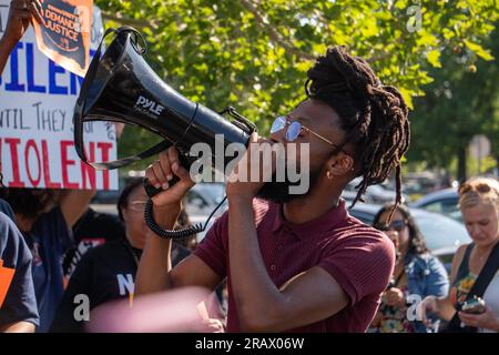 Lancaster, Kalifornien, USA. 5. Juli 2023. Black Lives Matter Aktivisten und Verbündete versammelten sich außerhalb von Winco in Lancaster, Kalifornien, um gegen die kürzliche Verhaftung eines verheirateten Paares durch LASD zu protestieren, die die Mitglieder der Gemeinde für ungeheuerlich und brutal hielten. (Kreditbild: © Jake Lee Green/ZUMA Press Wire) NUR REDAKTIONELLE VERWENDUNG! Nicht für den kommerziellen GEBRAUCH! Stockfoto