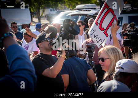 Lancaster, Kalifornien, USA. 5. Juli 2023. Black Lives Matter Aktivisten und Verbündete versammelten sich außerhalb von Winco in Lancaster, Kalifornien, um gegen die kürzliche Verhaftung eines verheirateten Paares durch LASD zu protestieren, die die Mitglieder der Gemeinde für ungeheuerlich und brutal hielten. (Kreditbild: © Jake Lee Green/ZUMA Press Wire) NUR REDAKTIONELLE VERWENDUNG! Nicht für den kommerziellen GEBRAUCH! Stockfoto