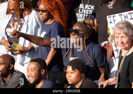 Lancaster, Kalifornien, USA. 5. Juli 2023. Black Lives Matter Aktivisten und Verbündete versammelten sich außerhalb von Winco in Lancaster, Kalifornien, um gegen die kürzliche Verhaftung eines verheirateten Paares durch LASD zu protestieren, die die Mitglieder der Gemeinde für ungeheuerlich und brutal hielten. (Kreditbild: © Jake Lee Green/ZUMA Press Wire) NUR REDAKTIONELLE VERWENDUNG! Nicht für den kommerziellen GEBRAUCH! Stockfoto