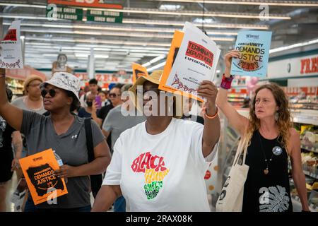 Lancaster, Kalifornien, USA. 5. Juli 2023. Black Lives Matter Aktivisten und Verbündete versammelten sich außerhalb von Winco in Lancaster, Kalifornien, um gegen die kürzliche Verhaftung eines verheirateten Paares durch LASD zu protestieren, die die Mitglieder der Gemeinde für ungeheuerlich und brutal hielten. (Kreditbild: © Jake Lee Green/ZUMA Press Wire) NUR REDAKTIONELLE VERWENDUNG! Nicht für den kommerziellen GEBRAUCH! Stockfoto