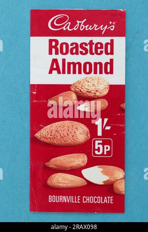 Foto einer Verpackung aus der Zeit der Dezimalisierung (1971) Cadbury's Roasted Almond Chocolate, sowohl alter Preis als auch Dezimalpreis angezeigt (Großbritannien) Stockfoto
