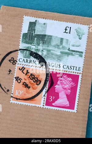 Foto von 1990 britischen Briefmarken auf einem braunen Umschlag Stockfoto