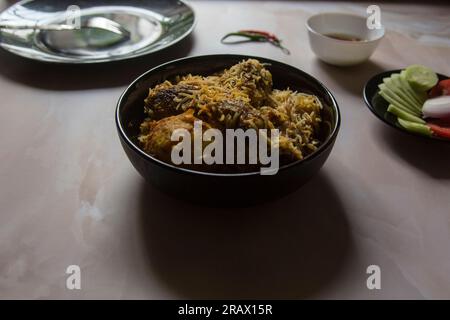 Mughlai isst Biryani in einer Schüssel. Draufsicht, selektiver Fokus. Stockfoto