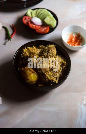 Mughlai isst Biryani in einer Schüssel. Draufsicht, selektiver Fokus. Stockfoto