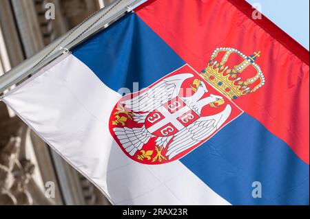 Belgrad, Serbien. 05. Juli 2023. Die serbische Nationalflagge hängt vor dem Serbischen Nationalmuseum. Kredit: Silas Stein/dpa/Alamy Live News Stockfoto