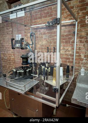 Im Champagnerkeller gibt es eine Maschine zum Verschließen von Champagnerflaschen Stockfoto