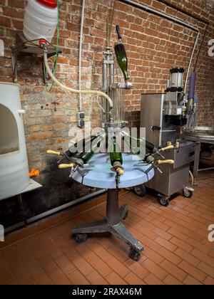 Im Schaumweinkeller befindet sich eine Maschine, die die Süße von Schaumweinen bestimmt Stockfoto