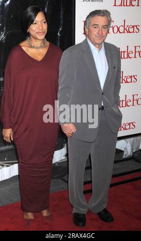 Manhattan, Vereinigte Staaten Von Amerika. 15. Dezember 2010. NEW YORK, NY - DEZEMBER 15: Robert De Niro Grace Hightower besucht die Weltpremiere von „Little Fockers“ im Ziegfeld Theatre am 15. Dezember 2010 in New York City Leute: Robert De Niro Grace Hightower Credit: Storms Media Group/Alamy Live News Stockfoto