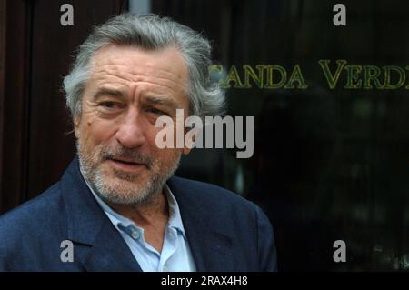 Manhattan, Vereinigte Staaten Von Amerika. 31. Dezember 2004. NEW YORK - JUNI 24: (L-R) Schauspieler Robert De Niro, New York City Bürgermeister Michael R. Bloomberg und 9/11 Memorial President Joe Daniels nehmen an der Pressekonferenz des 9/11 Memorial Signs of Support-Programms in Locanda Verde am 24. Juni 2010 in New York City Teil. Leute: Robert De Niro Credit: Storms Media Group/Alamy Live News Stockfoto