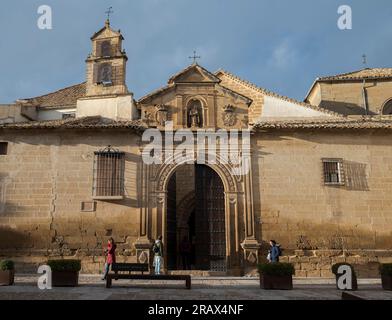 UBEDA, SPANIEN – 4. DEZEMBER 2022: Kloster Santa Clara. Erbaut im 12. Jahrhundert, wurde es 1979 zum Nationaldenkmal erklärt. Stockfoto