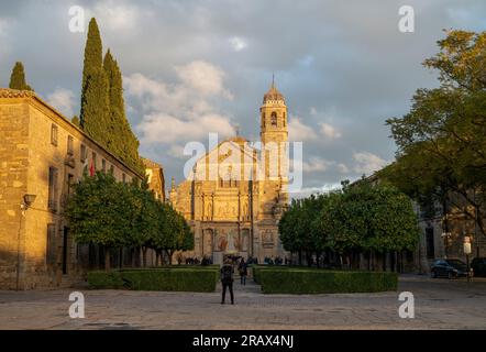 UBEDA, SPANIEN – 4. DEZEMBER 2022: Heilige Kapelle des Erlösers in der Stadt Ubeda, Provinz Jaen, Spanien. Der Tempel wurde 1559 geweiht. Stockfoto