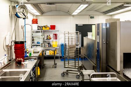 Kiel, Deutschland. 04. Juli 2023. Die Arbeitsmittel aus der Kantinenküche der Stadtwerke Kiel sind vor Schichtbeginn fertig. Der Tag, der 2006 zum ersten Mal landesweit gefeiert wurde, wird von der Studenteninitiative "Schüler helfen Leben" organisiert. Der Schutzpatron ist Kanzler Scholz. Kredit: Axel Heimken/dpa/Alamy Live News Stockfoto