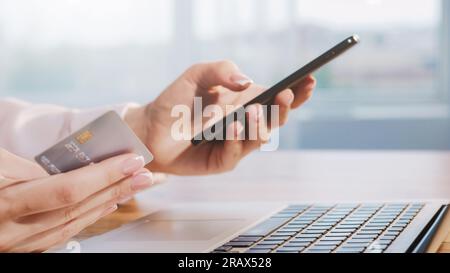 Frau im Online-Banking überreicht Kreditkarten-Smartphone Stockfoto