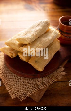 Tamales. Prähispanische Gericht typisch für Mexiko und einige lateinamerikanische Länder. Maisteig in Maisblätter gewickelt. Die Tamales werden gedämpft. Stockfoto