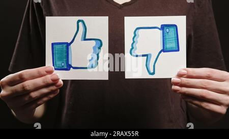 Ich mag keine Internet-Feedback-Hände mit dem Daumen nach unten Stockfoto