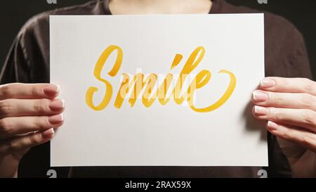 Lächeln signieren positive Motivation Frau unterstützen Wort Stockfoto