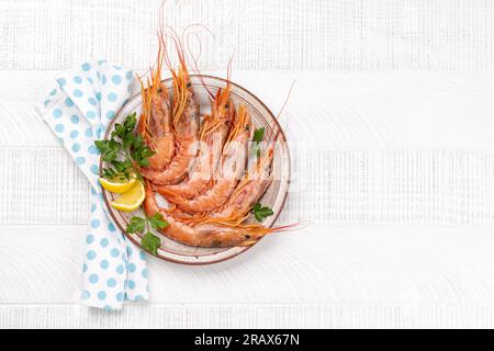 Genießen Sie frische Meeresfrüchte wie z. B. Langoustinen. Flach liegend auf Holztisch mit Kopierplatz Stockfoto