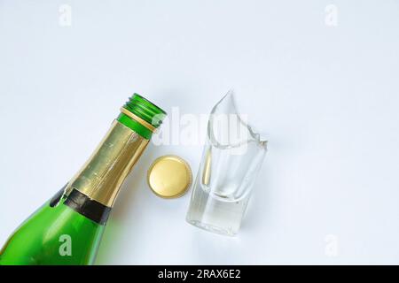 Zerbrochenes Glas und leere Flasche alkoholisches Getränk auf weißem Hintergrund, Alkoholsucht Stockfoto