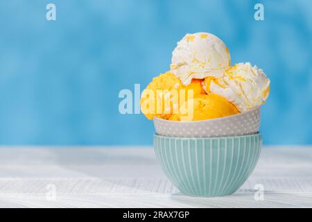 Erfrischende Eiscreme-Löffel mit einem Hauch von Zitronengeschmack. Mit Kopierbereich Stockfoto