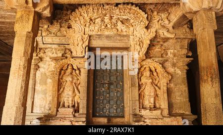 Details an der Tür des Schreins des Arulmigu Kuduminatahr Tempels, Kudumiyamalai, Pudukottai, Tamilnadu, Indien. Stockfoto