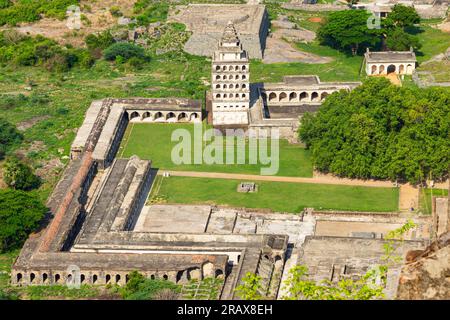 Blick auf Rajagiri Kalyana Mahal ehemalige Residenz der Gouverneure im Campus von Gingee Fort, ursprünglich von Ananta Kon um 1190 v. Chr. erbaut und später Stockfoto