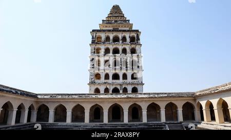 Blick auf Rajagiri Kalyana Mahal, ehemalige Residenz der Gouverneure auf dem Campus von Gingee Fort, Gingee, Tamilnadu, Indien. Stockfoto