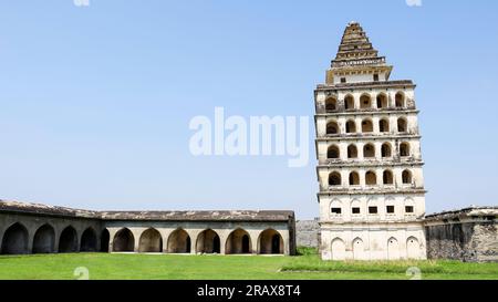 Blick auf Rajagiri Kalyana Mahal, ehemalige Residenz der Gouverneure auf dem Campus von Gingee Fort, Gingee, Tamilnadu, Indien. Stockfoto