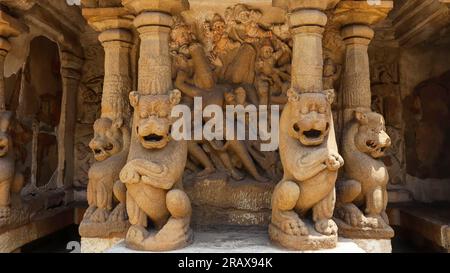 Götzen von Hindu-Göttern mit mythologischen, vom Löwen geschnitzten Säulen im Kailasnathar-Tempel, Kanchipuram, Tamilnadu, Indien. Stockfoto