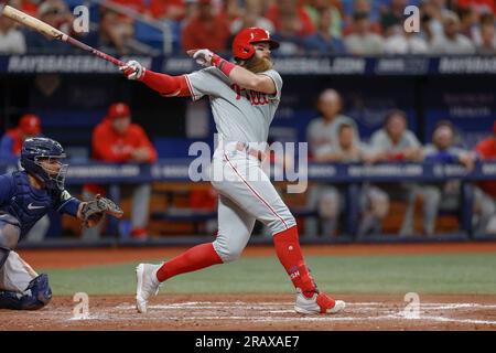 St. Petersburg, Florida, USA; Philadelphia Phillies Center Fielder Brandon Marsh (16) stiehlt während eines MLB-Spiels gegen die Tampa Bay Rays am Mittwoch ein Spielfeld Stockfoto