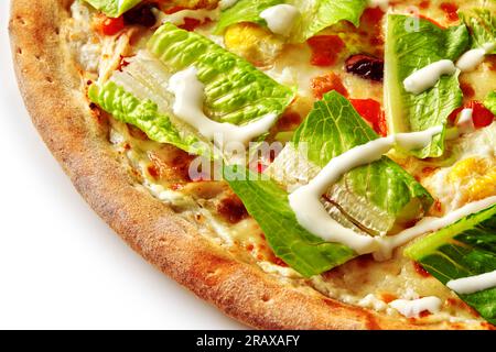 Ein Auftakt frisch gebackener Pizza mit braunem Rand gefüllt mit Hühnchen, Tomaten, roten Bohnen und grünem Salat auf Joghurtbasis mit geschmolzenem Mozzarella-Tee Stockfoto