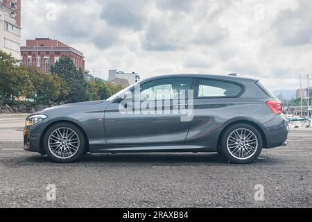 PASAIA, SPANIEN – 12. JUNI 2023: BMW 1-Serie (118i), zweite Generation (3-Türer Fließheck, Version F21, 2015 Facelift) Stockfoto