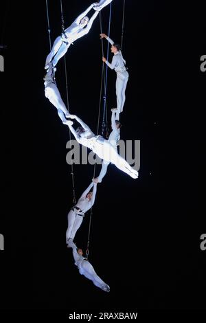 Madrid, Spanien. 5. Juli 2023. Tänzer der Aerial Strada treten am 5. Juli 2023 auf der Königsbrücke in Madrid, Spanien, auf. Das Ballett „Sylphes“ aus der Luft beginnt mit dem Veranos de la Villa Festival 39. in Madrid. Kredit: Meng Dingbo/Xinhua/Alamy Live News Stockfoto