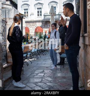 Montenegro, 13. April 2023: Touristen und Einheimische auf der Straße in der Altstadt von Kotor Stockfoto