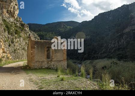 Verlassenes Kohleversorgungsgebäude auf der Ruta del Serpis, der alten Eisenbahninfrastruktur zwischen Alcoy und Ganda, Gemeinschaft Valencia Stockfoto