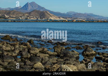 Meereslandschaft mit Schichten und Puig Campana im Hintergrund Stockfoto